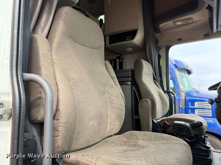 image for item FK4161 2016 Volvo VNL semi truck