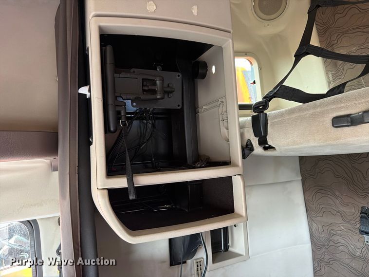 image for item FK4161 2016 Volvo VNL semi truck