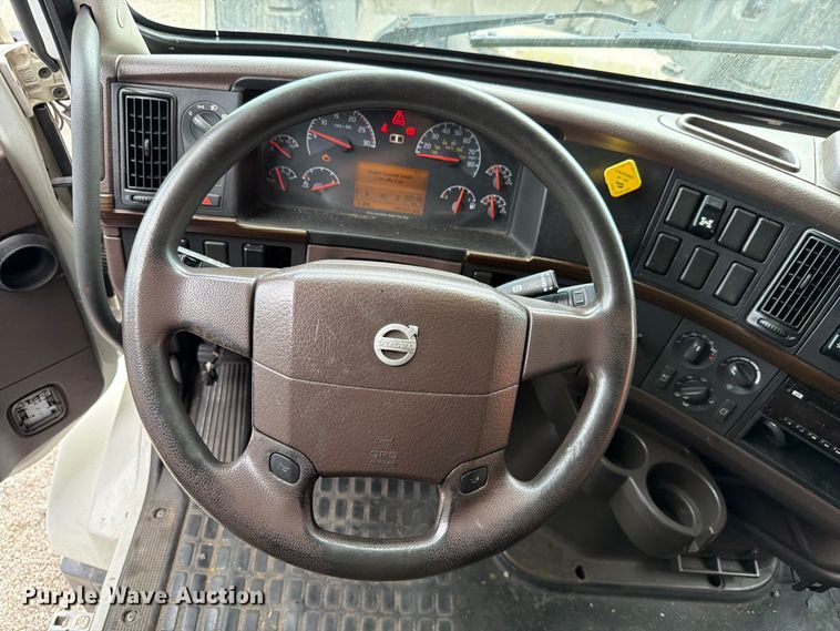 image for item FK4161 2016 Volvo VNL semi truck