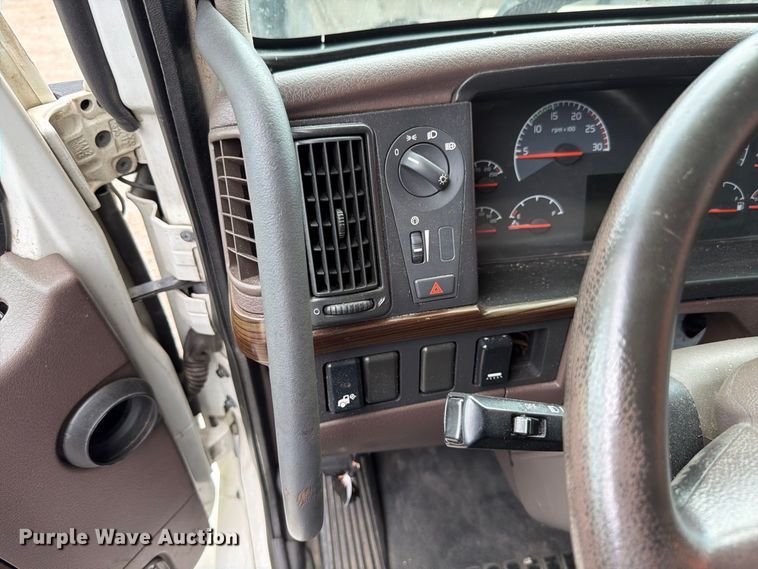 image for item FK4161 2016 Volvo VNL semi truck