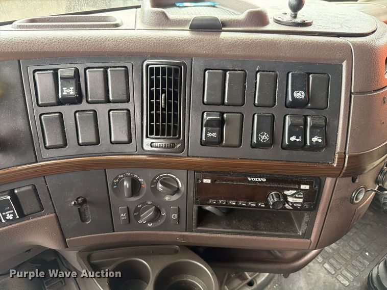 image for item FK4161 2016 Volvo VNL semi truck
