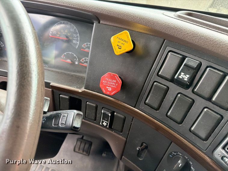 image for item FK4161 2016 Volvo VNL semi truck