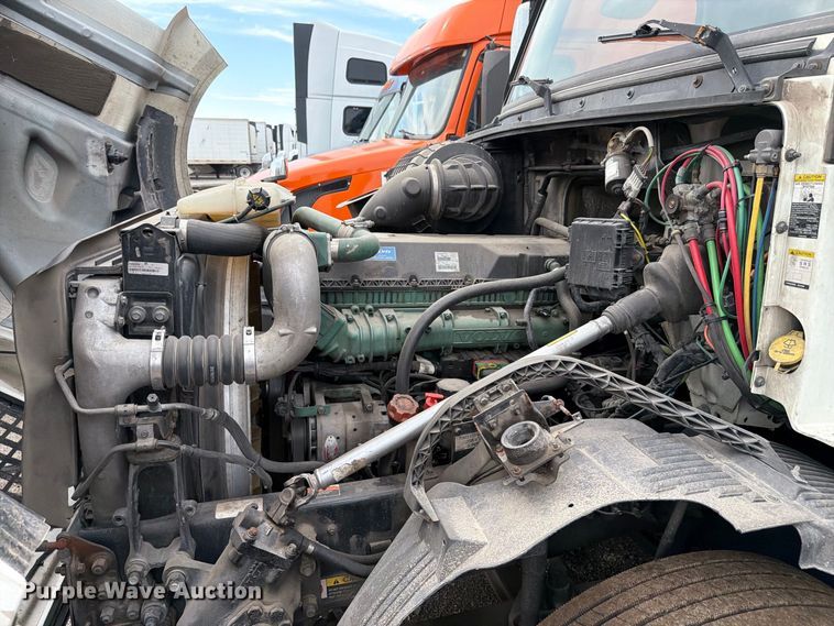 image for item FK4161 2016 Volvo VNL semi truck