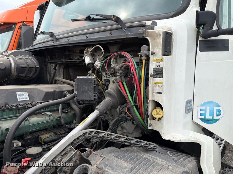 image for item FK4161 2016 Volvo VNL semi truck