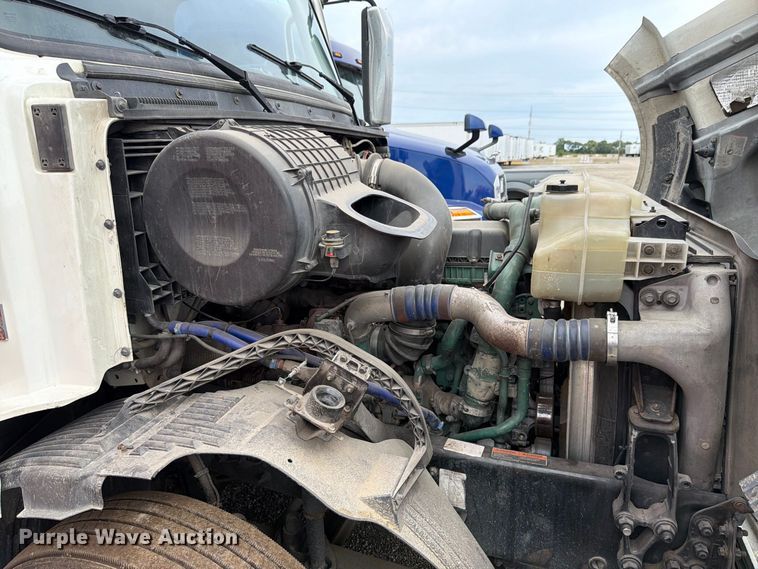 image for item FK4161 2016 Volvo VNL semi truck