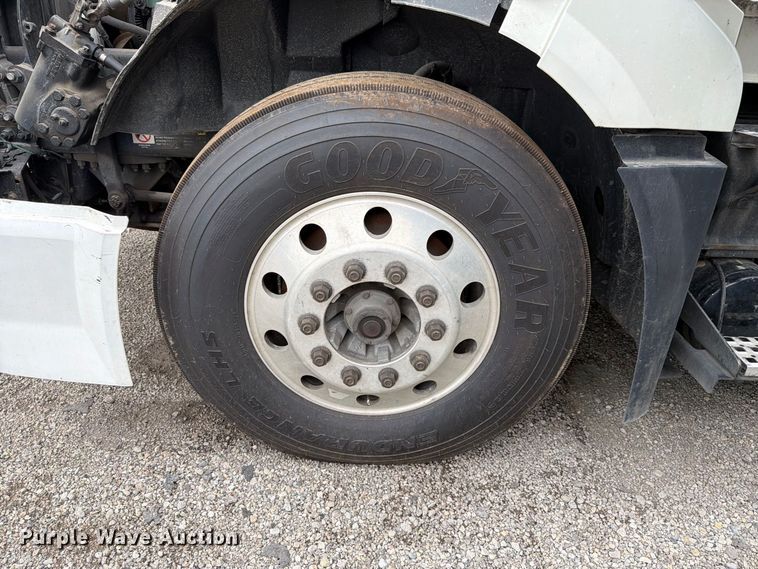 image for item FK4161 2016 Volvo VNL semi truck