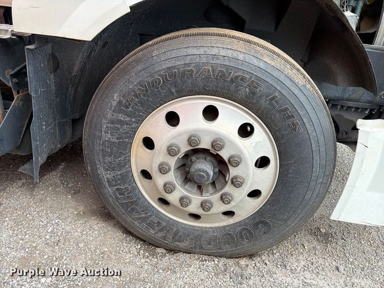 image for item FK4161 2016 Volvo VNL semi truck