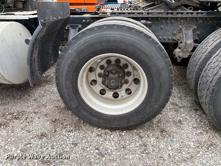 image for item FK4161 2016 Volvo VNL semi truck