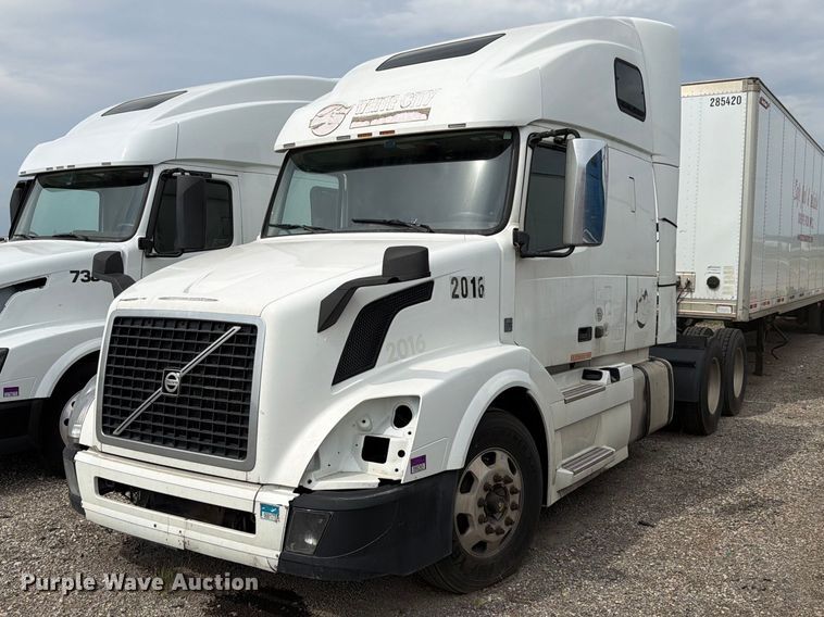 2016 Volvo VNL semi truck