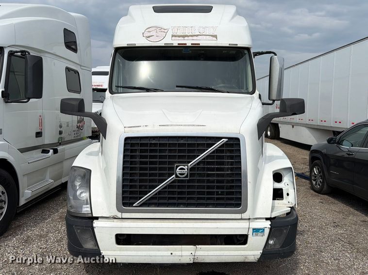 image for item FK4162 2016 Volvo VNL semi truck
