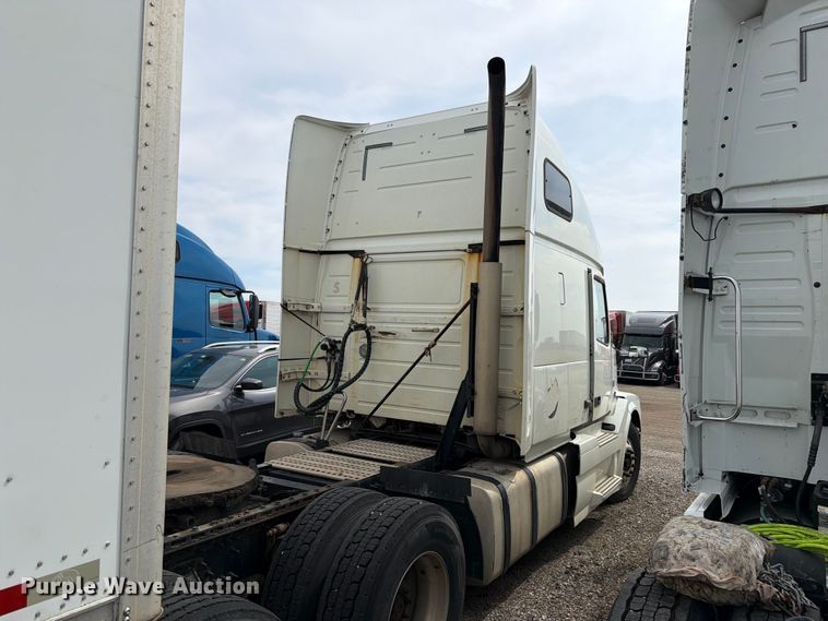 image for item FK4162 2016 Volvo VNL semi truck