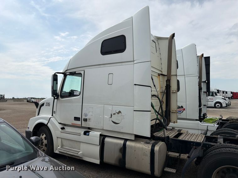 image for item FK4162 2016 Volvo VNL semi truck