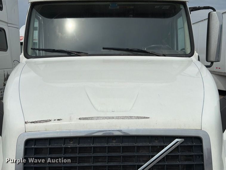 image for item FK4162 2016 Volvo VNL semi truck