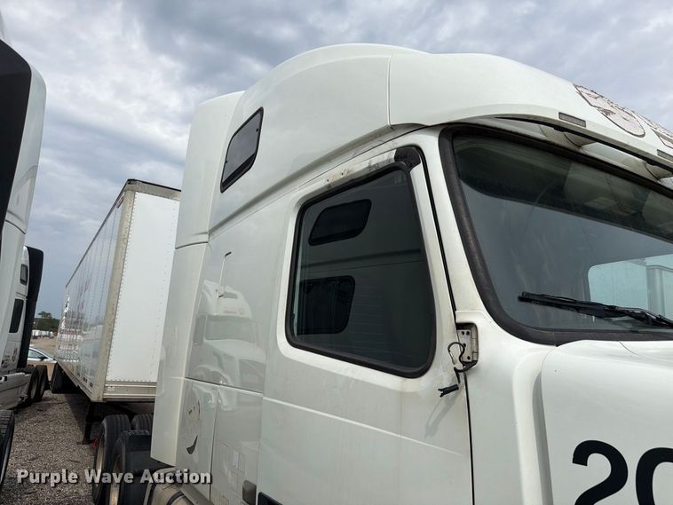 image for item FK4162 2016 Volvo VNL semi truck