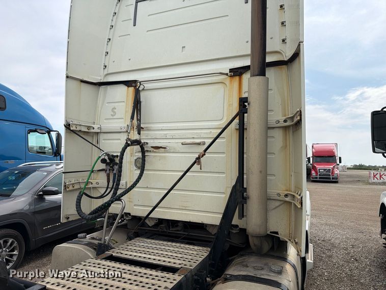 image for item FK4162 2016 Volvo VNL semi truck
