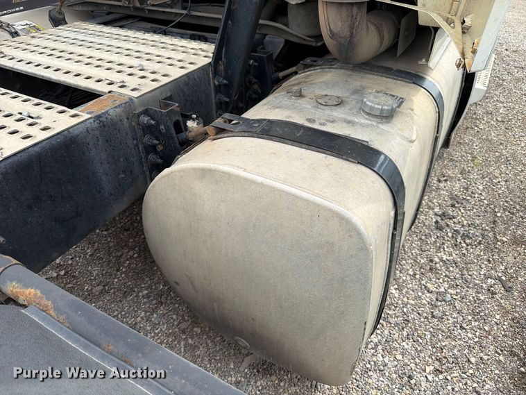 image for item FK4162 2016 Volvo VNL semi truck