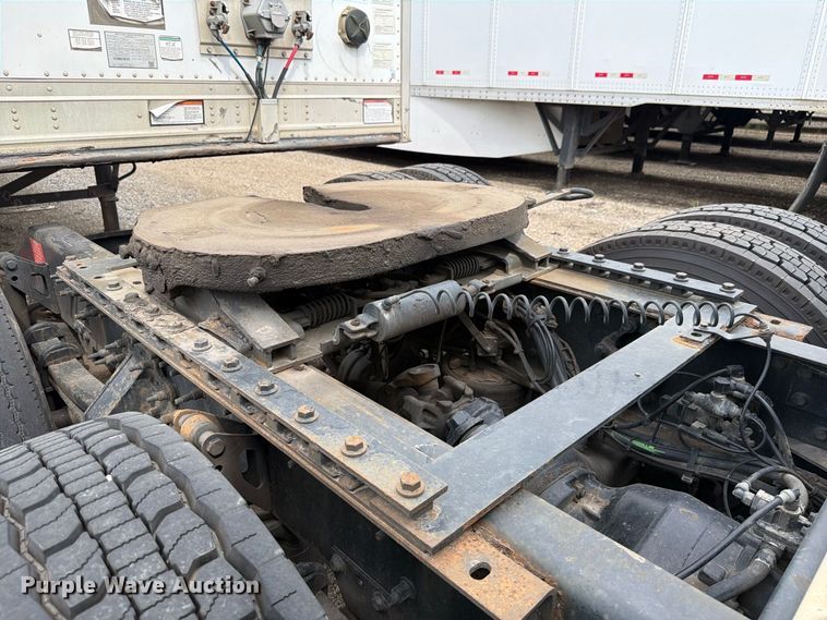 image for item FK4162 2016 Volvo VNL semi truck