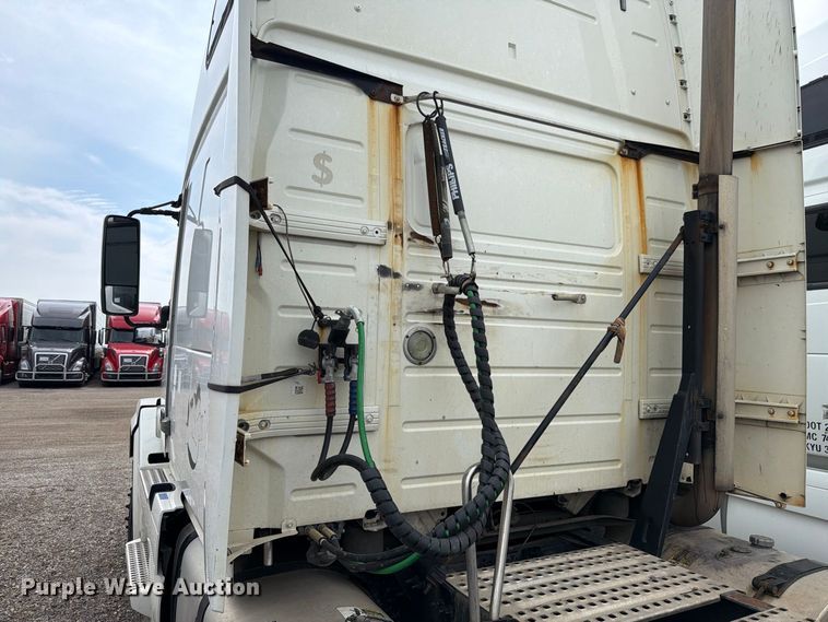 image for item FK4162 2016 Volvo VNL semi truck