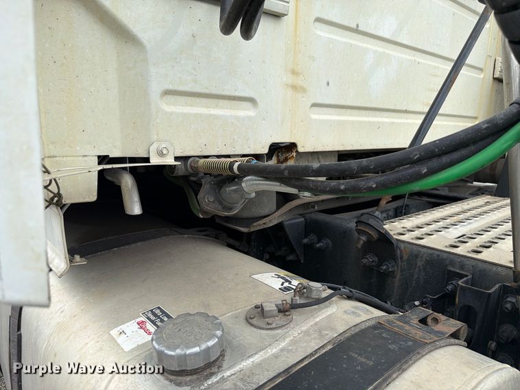 image for item FK4162 2016 Volvo VNL semi truck