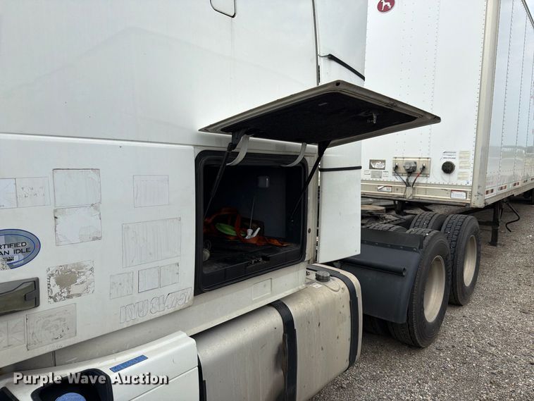 image for item FK4162 2016 Volvo VNL semi truck
