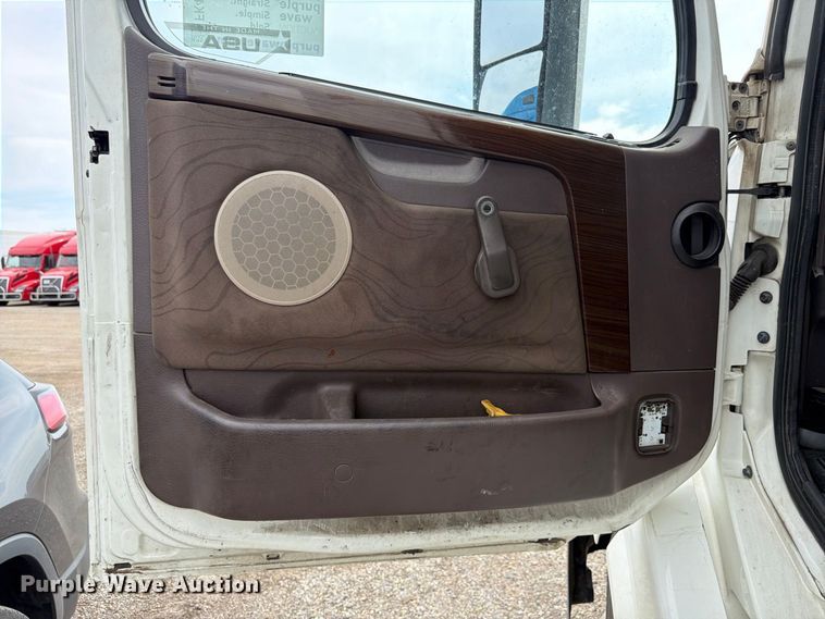 image for item FK4162 2016 Volvo VNL semi truck
