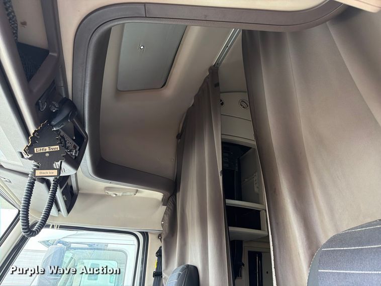 image for item FK4162 2016 Volvo VNL semi truck