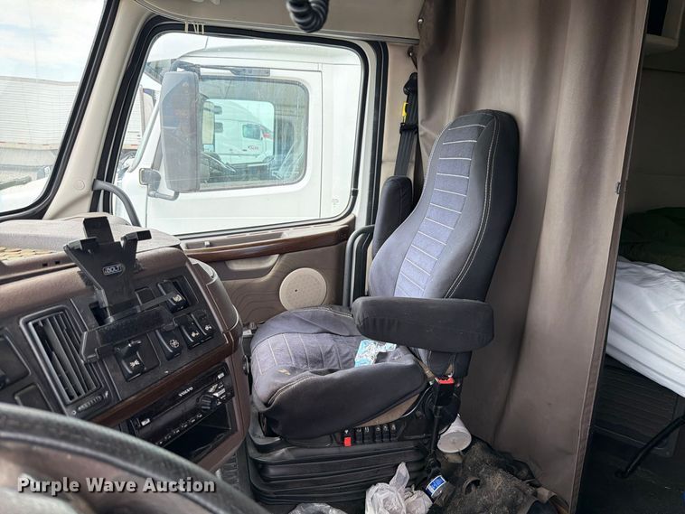 image for item FK4162 2016 Volvo VNL semi truck