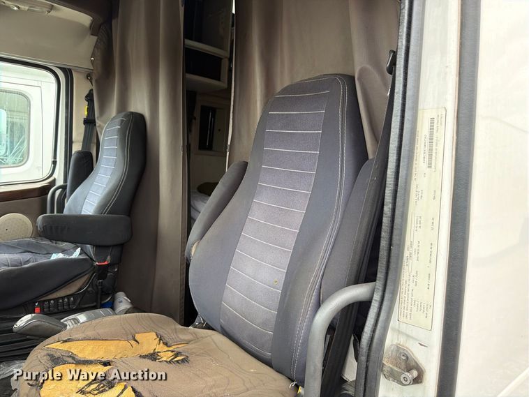 image for item FK4162 2016 Volvo VNL semi truck
