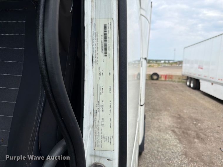 image for item FK4162 2016 Volvo VNL semi truck