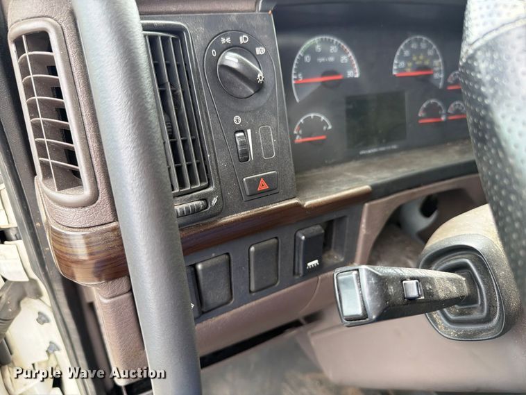 image for item FK4162 2016 Volvo VNL semi truck