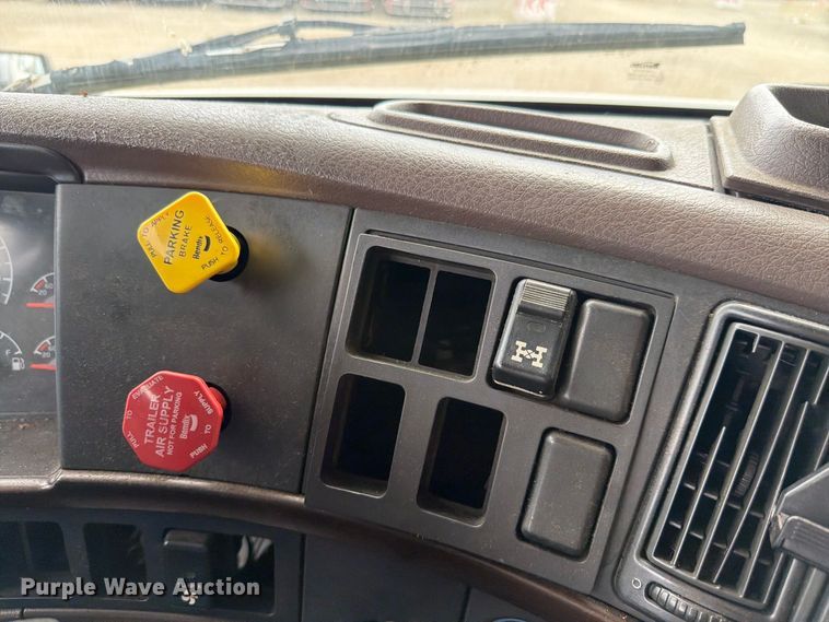 image for item FK4162 2016 Volvo VNL semi truck