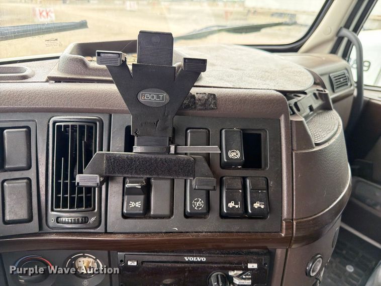 image for item FK4162 2016 Volvo VNL semi truck