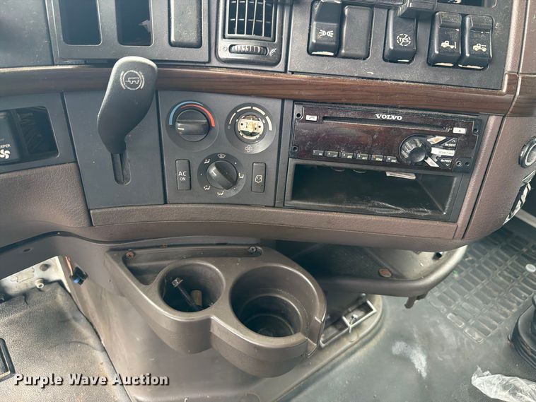 image for item FK4162 2016 Volvo VNL semi truck