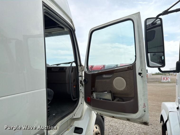 image for item FK4162 2016 Volvo VNL semi truck