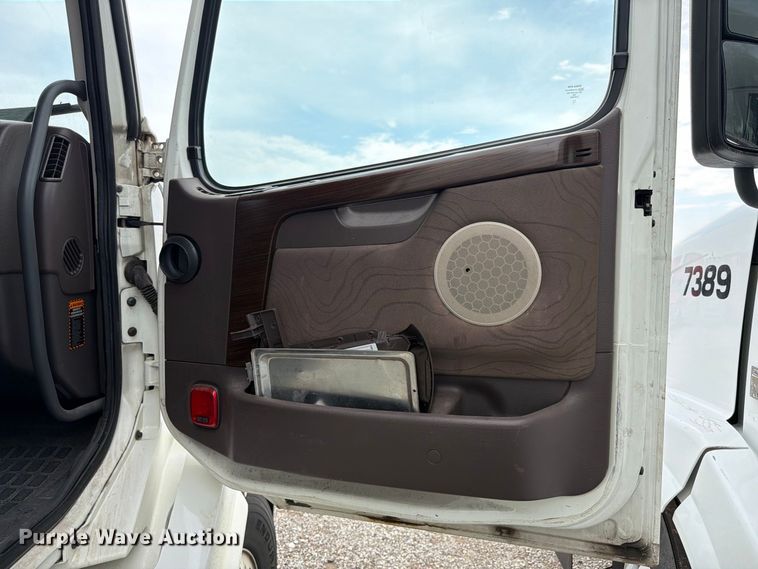 image for item FK4162 2016 Volvo VNL semi truck