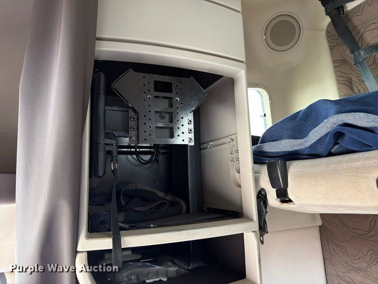 image for item FK4162 2016 Volvo VNL semi truck
