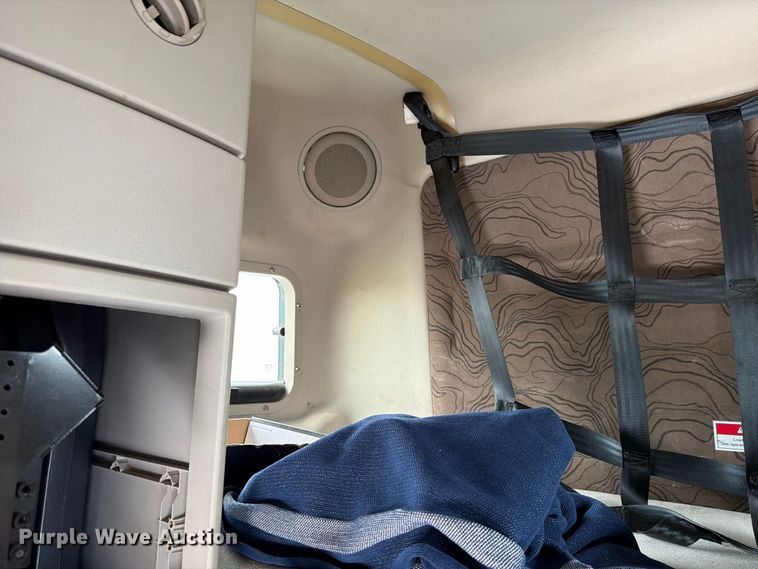 image for item FK4162 2016 Volvo VNL semi truck