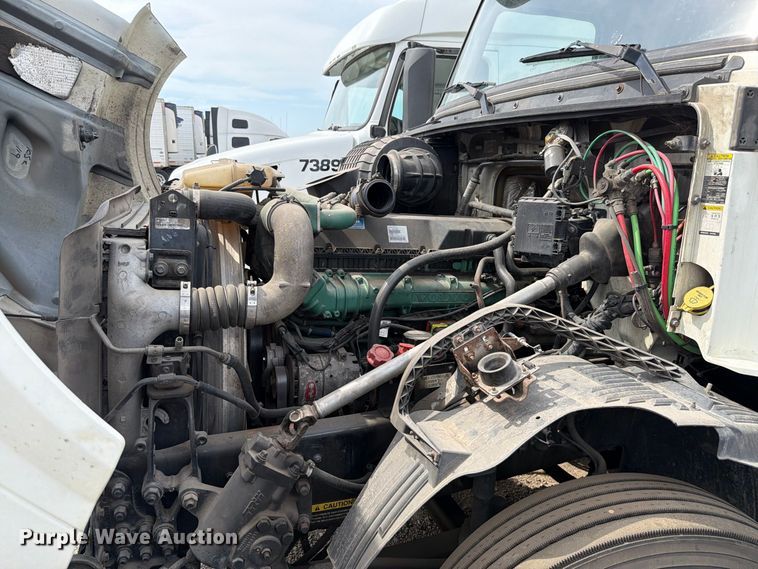 image for item FK4162 2016 Volvo VNL semi truck