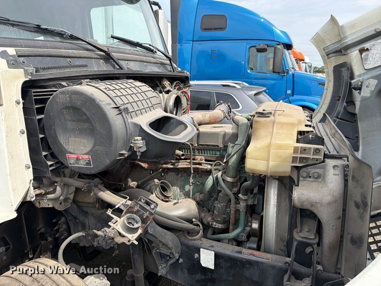 image for item FK4162 2016 Volvo VNL semi truck