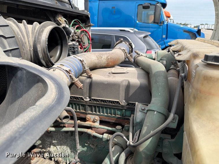 image for item FK4162 2016 Volvo VNL semi truck