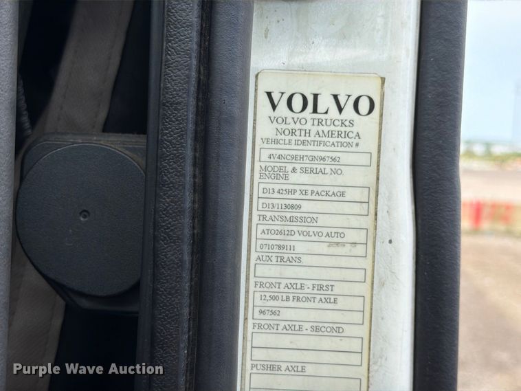 image for item FK4162 2016 Volvo VNL semi truck