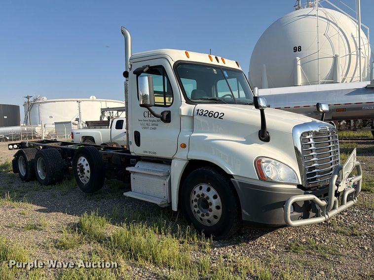 image for item FK4612 2013 Freightliner Cascadia 125 truck cab and chassis