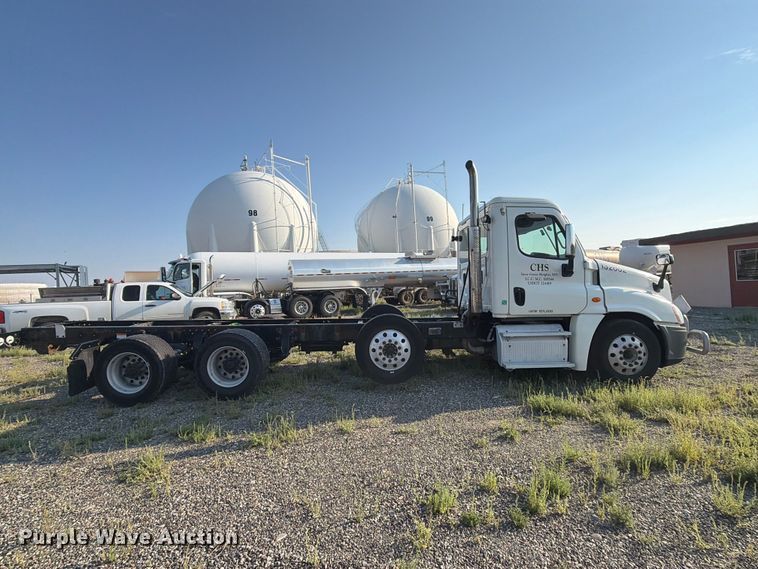 image for item FK4612 2013 Freightliner Cascadia 125 truck cab and chassis