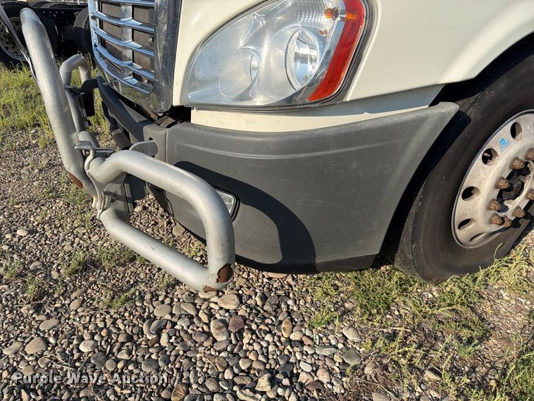 image for item FK4612 2013 Freightliner Cascadia 125 truck cab and chassis