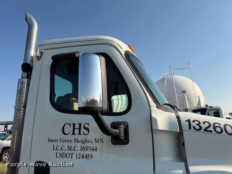 image for item FK4612 2013 Freightliner Cascadia 125 truck cab and chassis