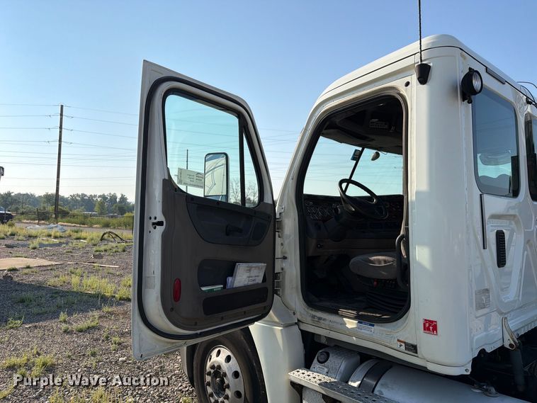 image for item FK4612 2013 Freightliner Cascadia 125 truck cab and chassis