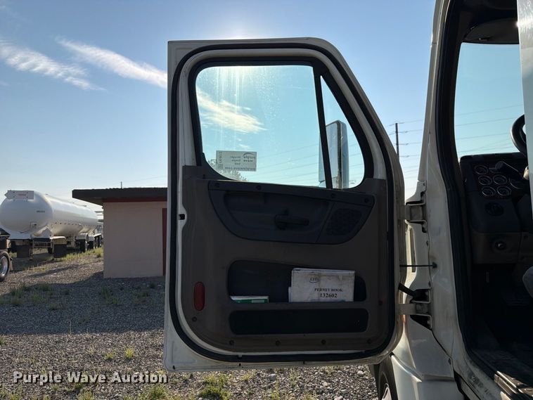 image for item FK4612 2013 Freightliner Cascadia 125 truck cab and chassis