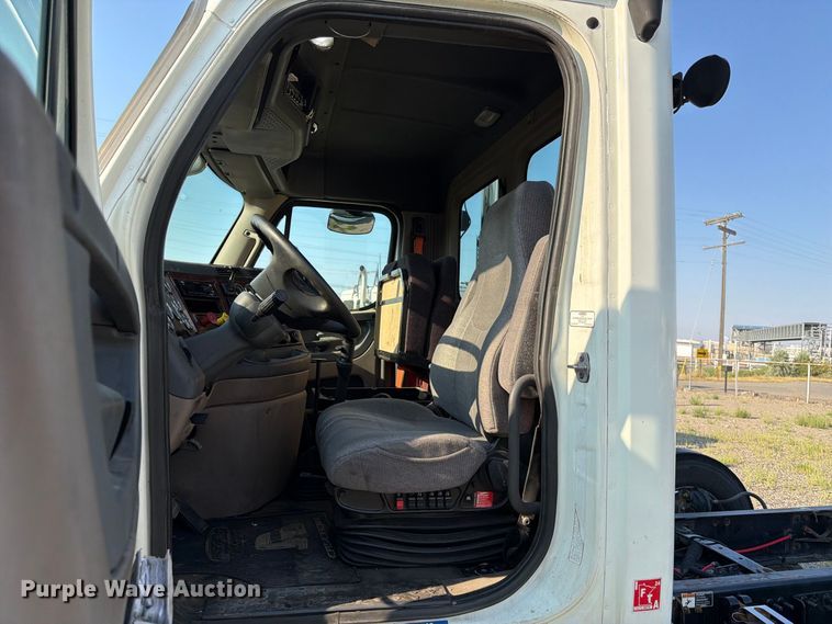image for item FK4612 2013 Freightliner Cascadia 125 truck cab and chassis