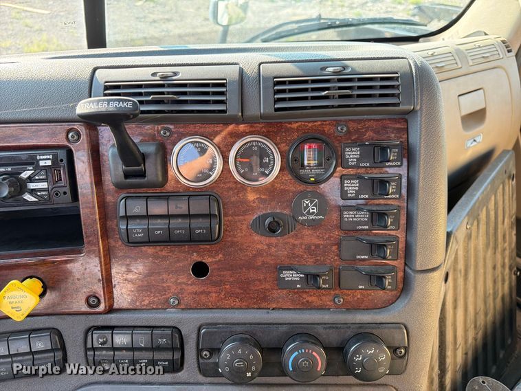 image for item FK4612 2013 Freightliner Cascadia 125 truck cab and chassis