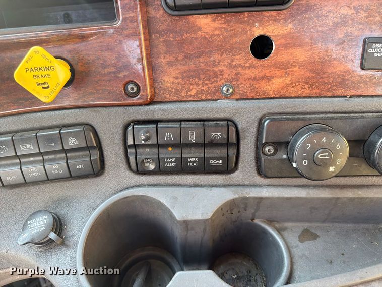 image for item FK4612 2013 Freightliner Cascadia 125 truck cab and chassis